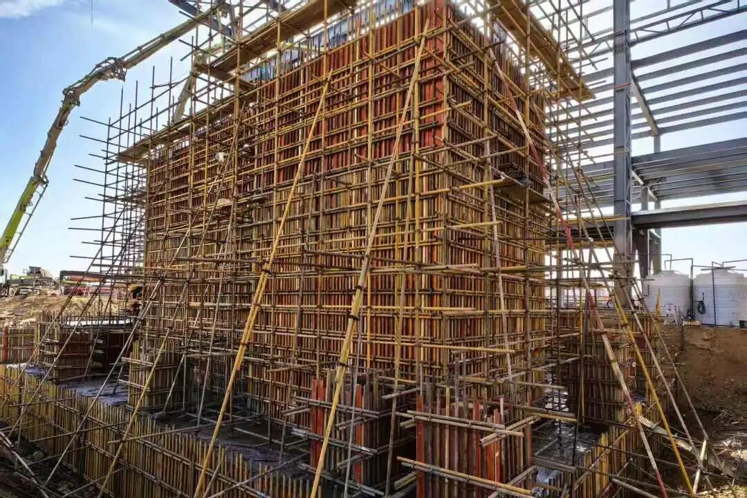 中国恩菲总承包的延东铜矿选矿厂球磨机基础浇筑一次成型