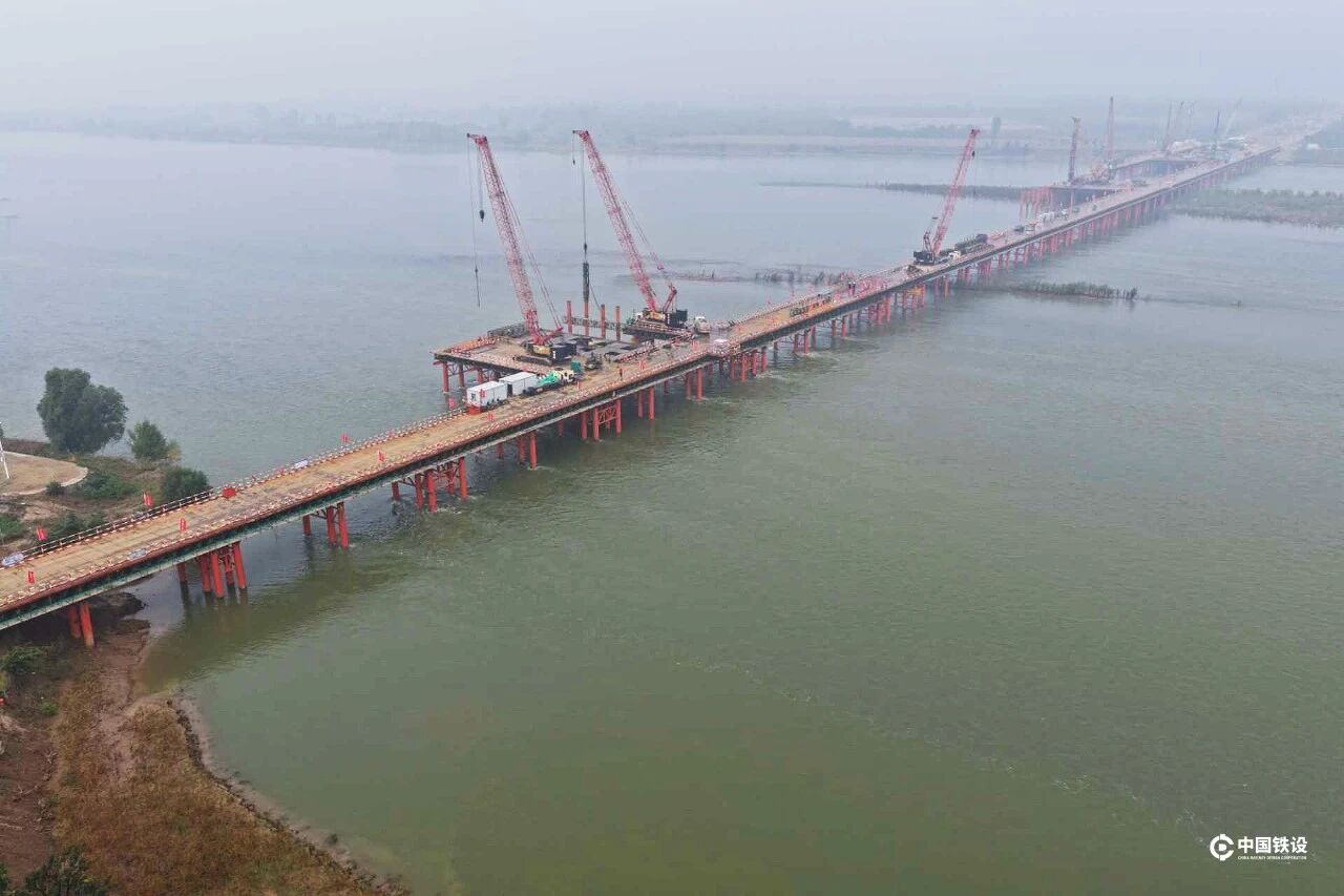 中国铁设工程总承包的焦平铁路洛阳黄河公铁大桥施工主栈桥合龙