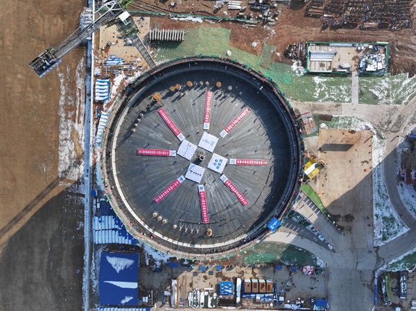 两座5万立方大型LNG储罐成功实现双顶齐升