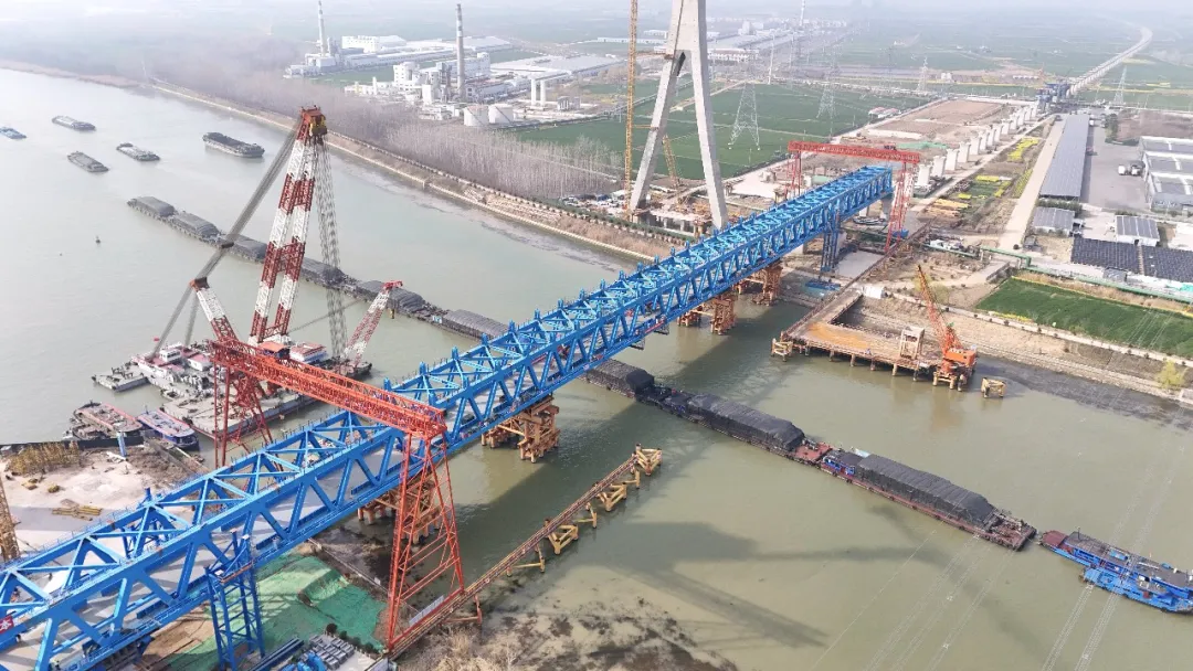 世界最大跨度！时速350公里高速铁路钢桁梁拱桥合龙